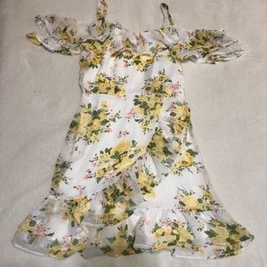 🟣White and yellow floral dress